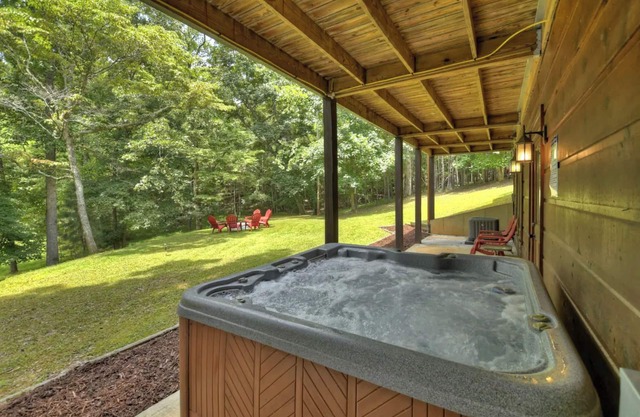 Cozy Coosawattee cabin with a fire pit! - Cardinal Cabin