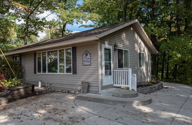 Cozy Cottage! All Sports Budd Lake near boat launch & neighborhood beach.