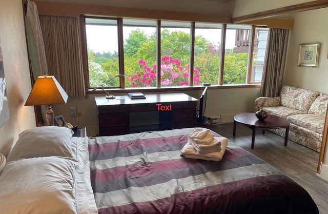 Cozy Cottage beside Beach and UVIc