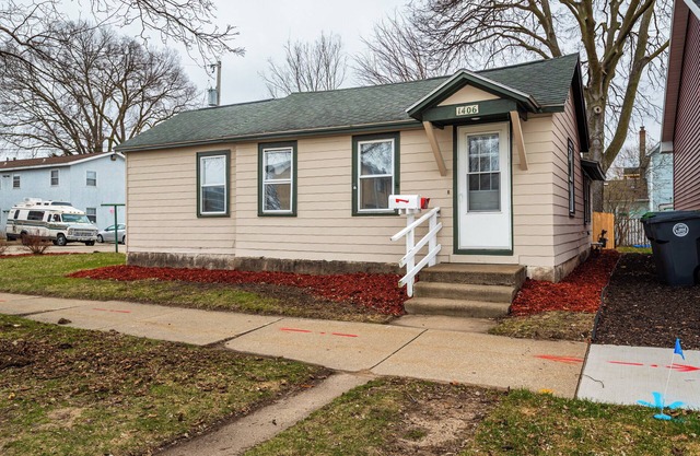 Cozy cottage close to downtown La Crosse and all it has to offer!