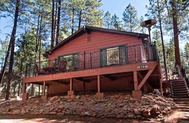 Cozy cottage getaway in quiet forested neighborhood