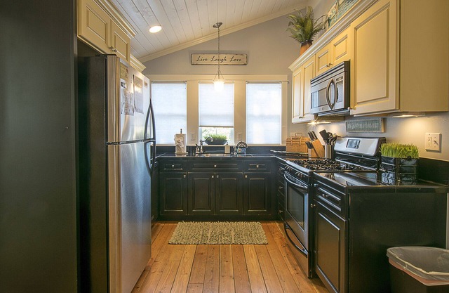 Cozy Cottage, HotTub, Steps to Beach, King Bed, Large Deck, Firepit