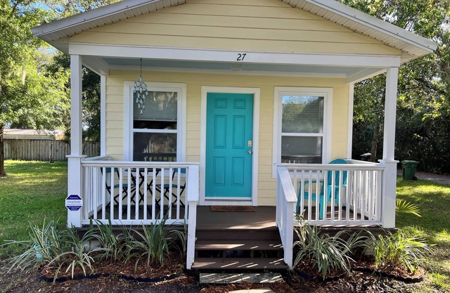 Cozy cottage in a cute neighborhood with parking, close to historic downtown!