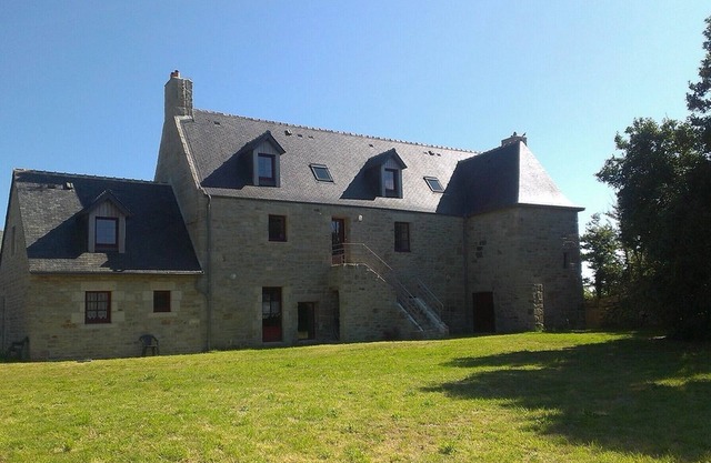 Cozy cottage in an authentic granite building 500m from the sea