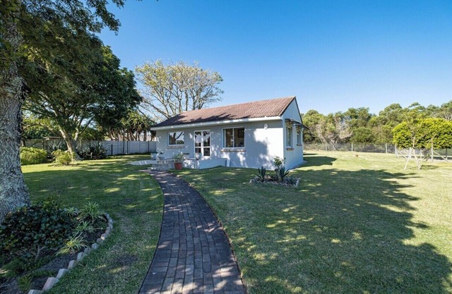 Cozy cottage in Port Elizabeth, near Kragga Kamma Game Park. Sleeps 2.