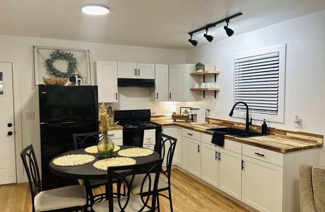 Cozy cottage just steps away from Downtown Milledgeville!!