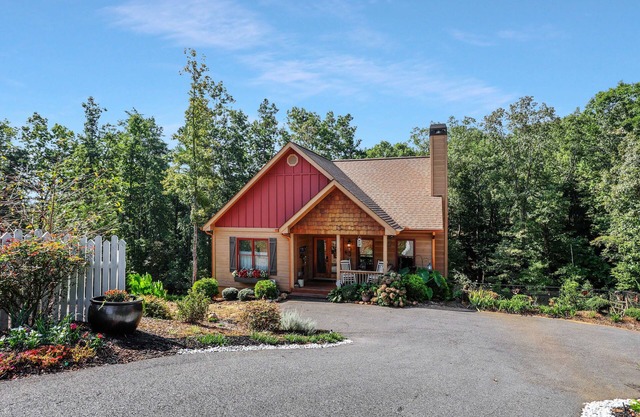 Cozy Cottage minutes from Wineries & 5 miles to Dahlonega Square