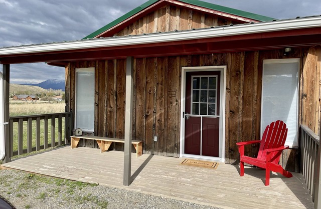 Cozy cottage nestled in Paradise Valley surrounded by mountain views!