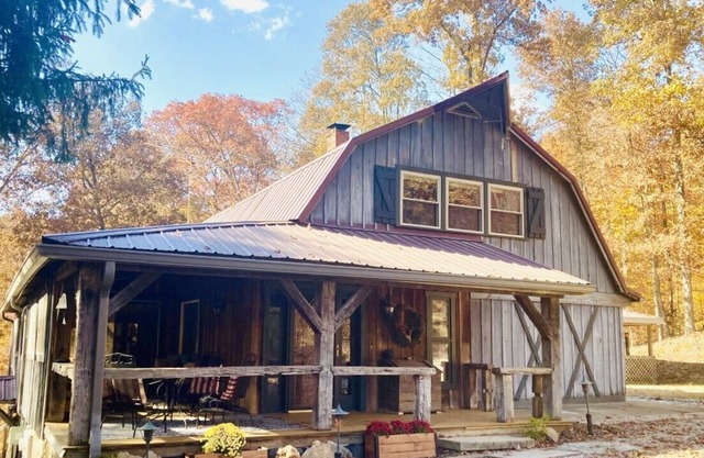 Cozy cottage on 100+ private wooded acres with hot tub
