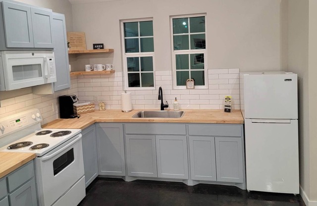 Cozy cottage situated on 8 acres of private property- 5 minutes from the lake!