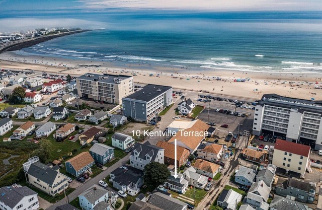 Cozy Cottage Steps from Hampton Beach, Sleeps 6, 2 car parking!