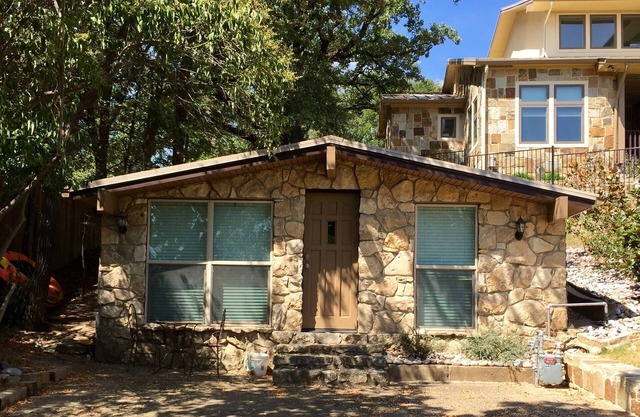 Cozy cottage up the hill from Lake Lewisville in Highland Village