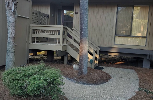 Cozy cottage with tidal salt marsh view. Walk to golf, tennis, pool, fitness ctr