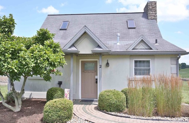 Cozy Cottage With Fireplace, Seasonal Pool/Hot Tub