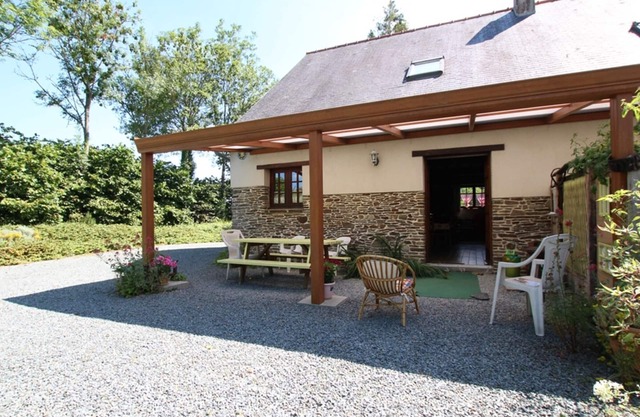 Cozy Cottage with Garden, BBQ, Fireplace & WiFi near Saint-Lô