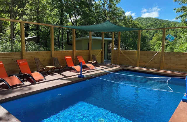 Cozy cottage with PRIVATE hot tub and year round pool.