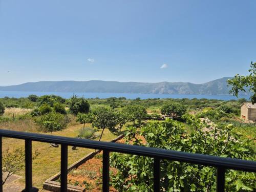 Cozy cottage with seaview and parking ideal for small family