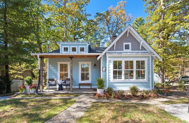 Cozy Cottage within walking distance to all that Historic Flat Rock has to offer