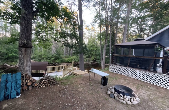 Cozy countryside cottage located on Crooked river in Naples Maine.