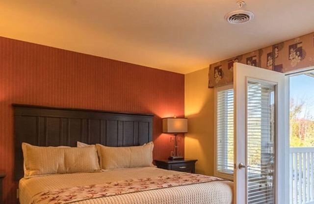 Cozy couple resort style condo overlooks the beautiful Massachusetts mountains.n