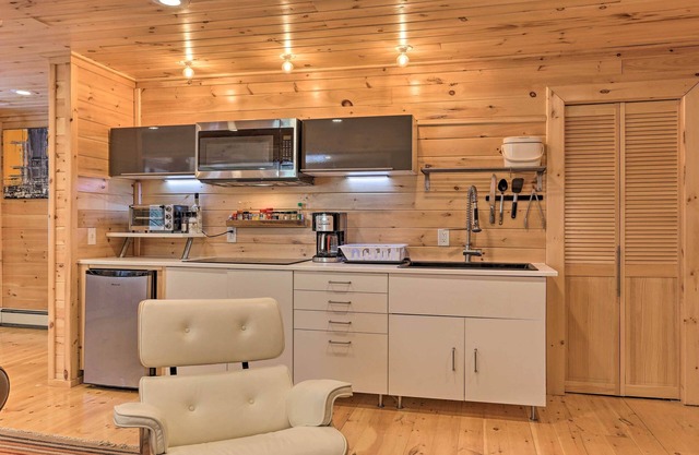 Cozy Couples Cabin: Hike, Dine, Fish, and More!