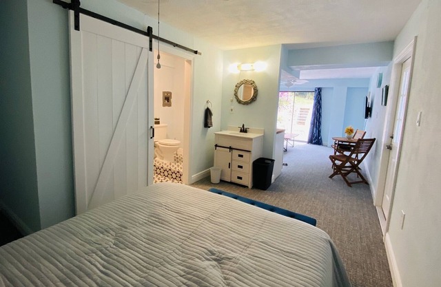 Cozy Couples Poolside Retreat close to everything from beach to shops and dining