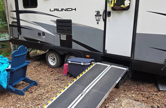 Cozy couples RV with access to all of the resort amenities in delightful Ellijay