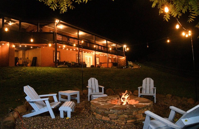 Cozy Creekside Cabin with Great Room/Hot Tub