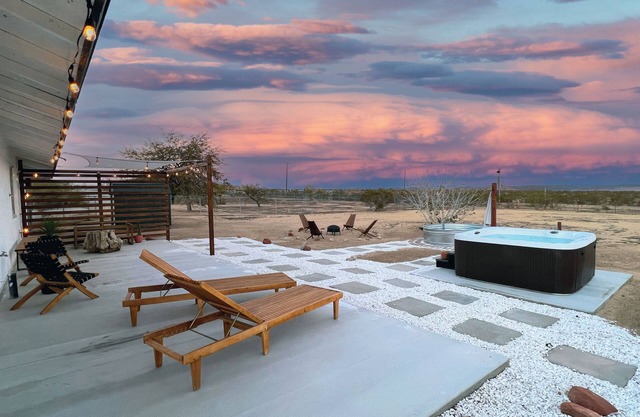 Cozy Desert Home! With hot tub & pool