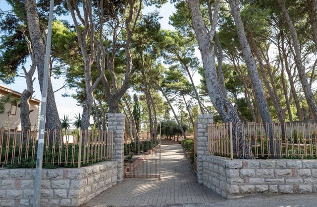 Cozy detached villa of 156 sqm, on two levels, able to accommodate up to 9 people. The property is located in Pizzolungo, a coastal hamlet of Erice, an oasis of peace overlooking the crystalline sea of ​western Sicily. A few minutes from Trapa