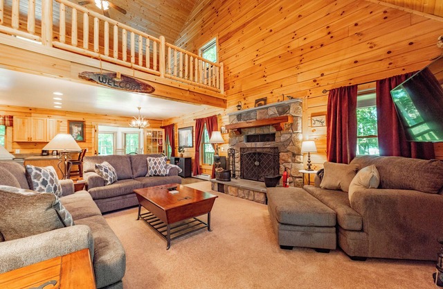 Cozy Dog Friendly Cabin Near State Park w/Hot Tub