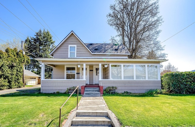 Cozy dog-friendly duplex getaway with fast WiFi & full kitchen