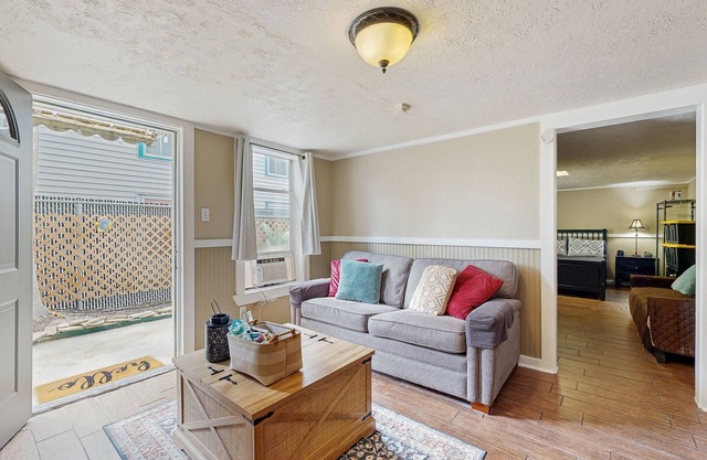 Cozy dog-friendly home with kitchenette, WIFI, patio and great location