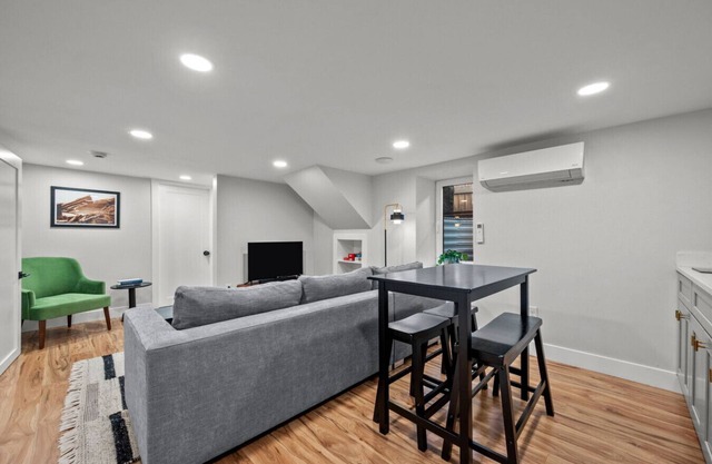 Cozy Dog-Friendly Unit with Parking Near Broadway