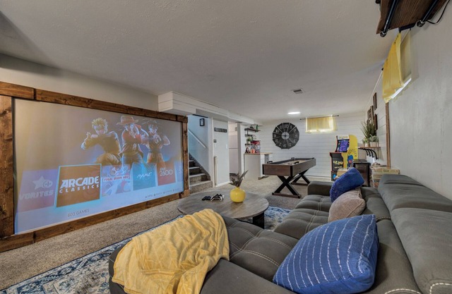 Cozy Downtown Retreat: Hot Tub, Theater, Shuffleboard, Mini Golf, Games, Dogs OK