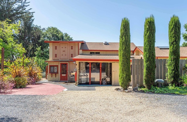 Cozy Eclectic Barn Retreat - Large Kitchen - Dog-Friendly