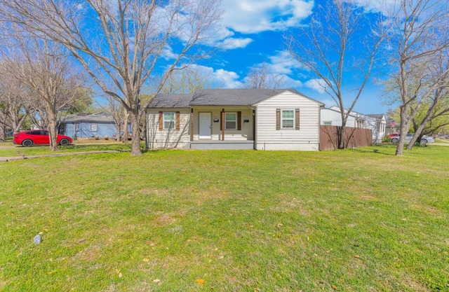 Cozy entire 1-bedroom apartment in charming Grand Prairie with yard