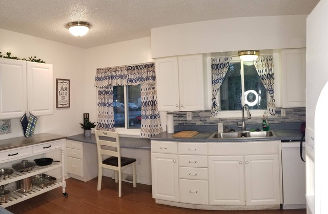 Cozy Family friendly 4 bedroom house, mins from Downtown with hot tub in bedroom