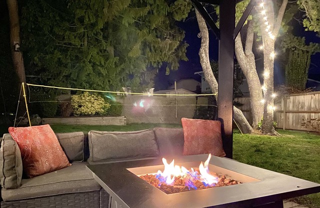 Cozy Family Getaway! 5 Bedroom & Fenced Backyard