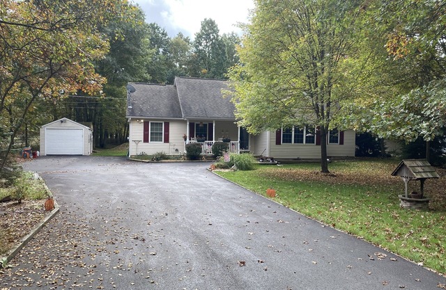 Cozy Family Pocono Ranch w/HOT TUB, Fireplace & Deck