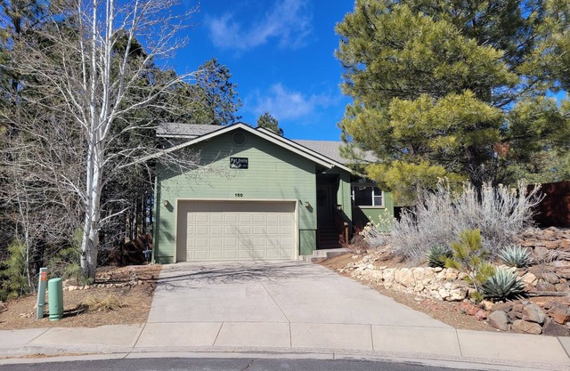 Cozy Family retreat with large fenced backyard, Pet-Friendly, and Central Air!
