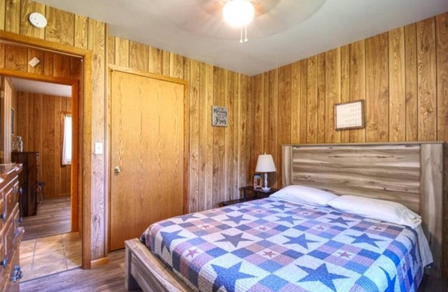 Cozy Farmhouse Cottage On Moose Lake