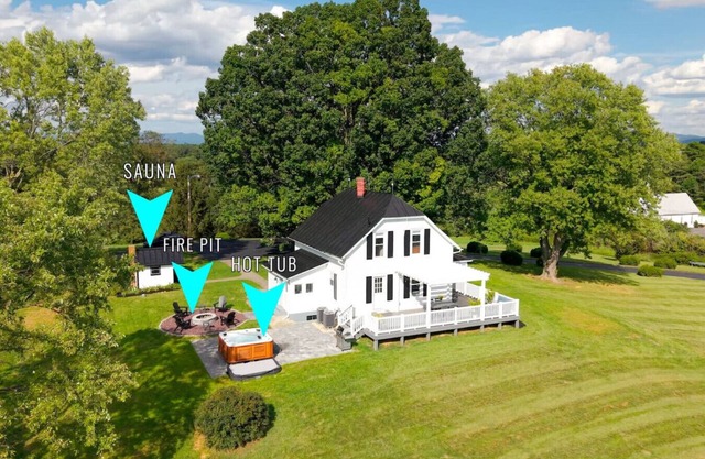 Cozy Farmhouse, Hot tub and Sauna on 8 acres!