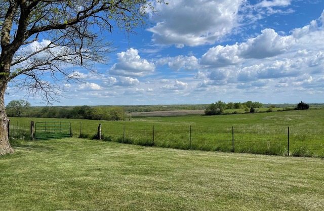 Cozy Farmhouse Retreat: Birdwatch & Stargaze 2hrs from KC & DSM