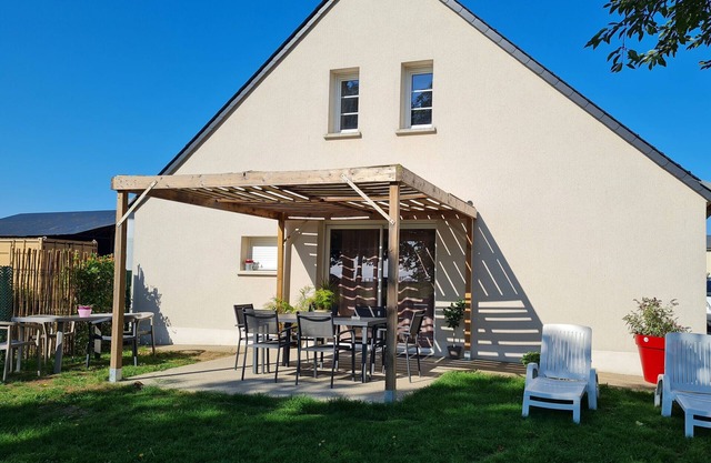Cozy Farmhouse Stay: 5 Guests, Scenic Views, Near Loire Valley Castles