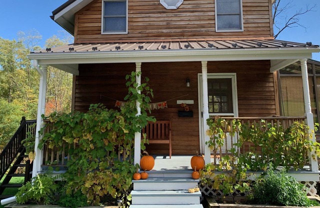 Cozy FLX Getaway with Pool, Close to Wineries and Lake