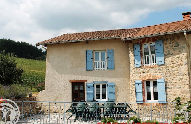 Cozy forest cottage with fireplace and pets allowed