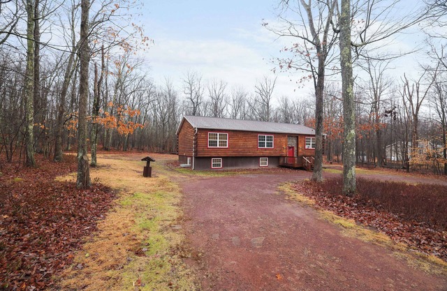 Cozy Freeland Retreat- Firepit, Pool Table, Hot Tub