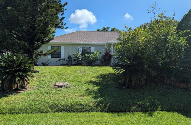 Cozy full house centrally located to main Florida attractions and beaches.