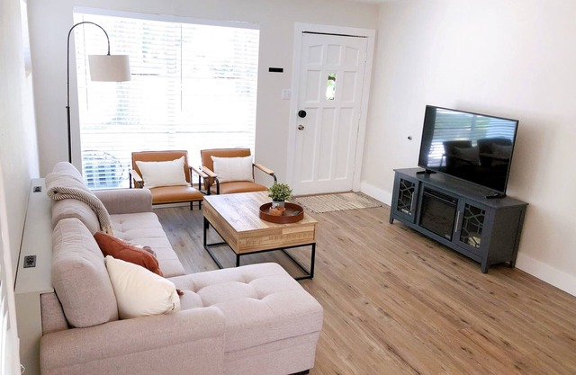 Cozy Gainesville Getaway 1.7 miles from Stadium!